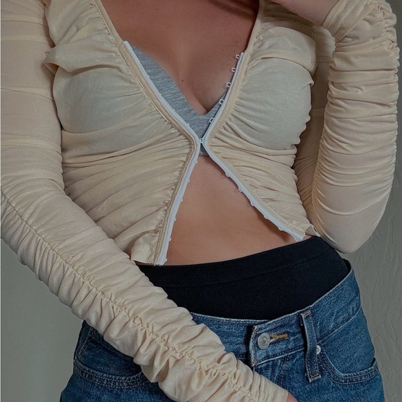 Ruched hook front top - Picture 5 of 9